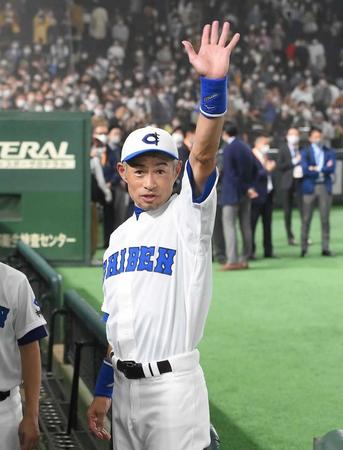 観客に手を振るイチローさん＝２２年１１月、高校野球女子選抜対ＫＯＢＥ　ＣＨＩＢＥＮ