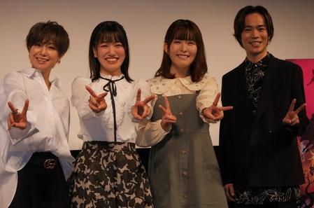 劇場アニメ「らくだい魔⼥ フウカと闇の魔⼥」の完成披露試写会に登場した（左から）⽥村睦⼼、井上ほの花、⽯⾒舞菜⾹、小野賢章＝東京・スペースFS 汐留