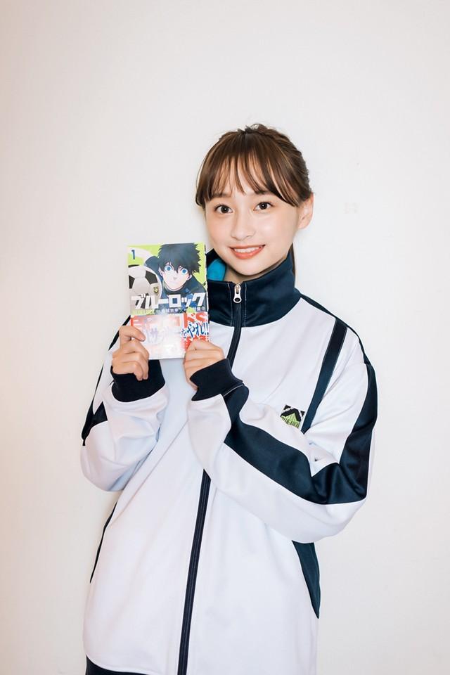 「週刊少年マガジン」２３年３・８発売号でサッカー愛を披露した日向坂46の影山優佳