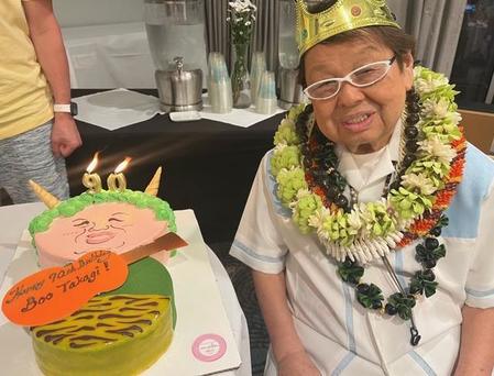 ハワイで一足早く、雷様とウクレレがデザインされた特注ケーキで９０歳の誕生日を祝福された高木ブー