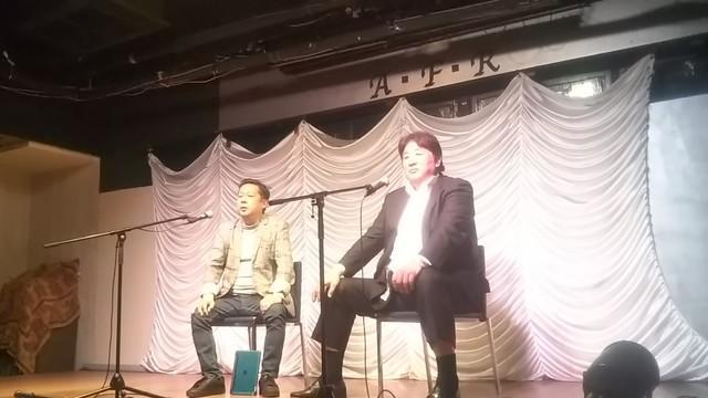 トークイベントでオカルト作家の山口敏太郎氏（左）と語り合った“格闘王”前田日明氏＝横浜市内