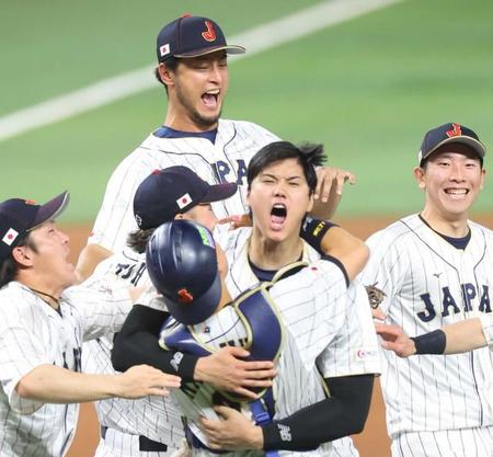WBC決勝・アメリカ戦　9回、トラウトから三振を奪い、優勝し喜びを爆発させる大谷翔平（中央）とダルビッシュ有（上）ら侍ジャパン＝22日