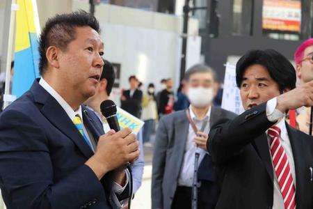 ＪＲ八王子駅前で舌戦を繰り広げた立花孝志氏（左）と黒川敦彦氏（画像は一部加工しています）