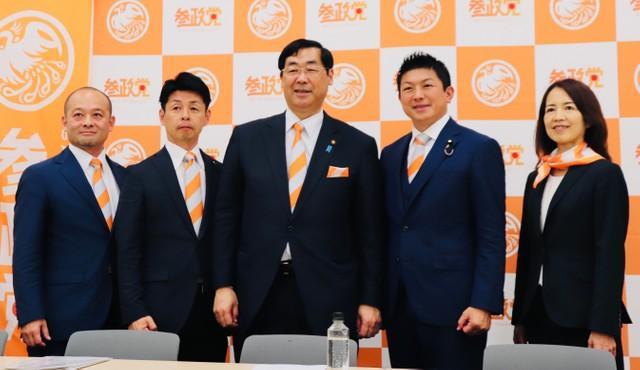 参政党ボードメンバーの（左から）田中義人氏、川裕一郎氏、松田学代表、神谷宗幣副代表兼事務局長、赤尾由美氏