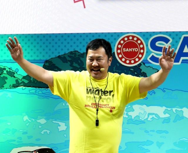 観客の歓声に両手を挙げて応えるとにかく明るい安村＝千葉・幕張メッセ