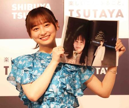 1st写真集「知らないことだらけ」の発売記念会見に臨んだ影山優佳