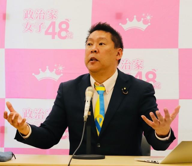 政治家女子４８党の定例会見に出席した立花孝志氏＝国会内