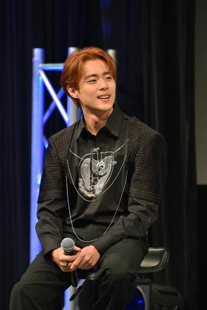 MCとのトークに笑顔で答えるチョ・ビョンギュ（©fanphoto）