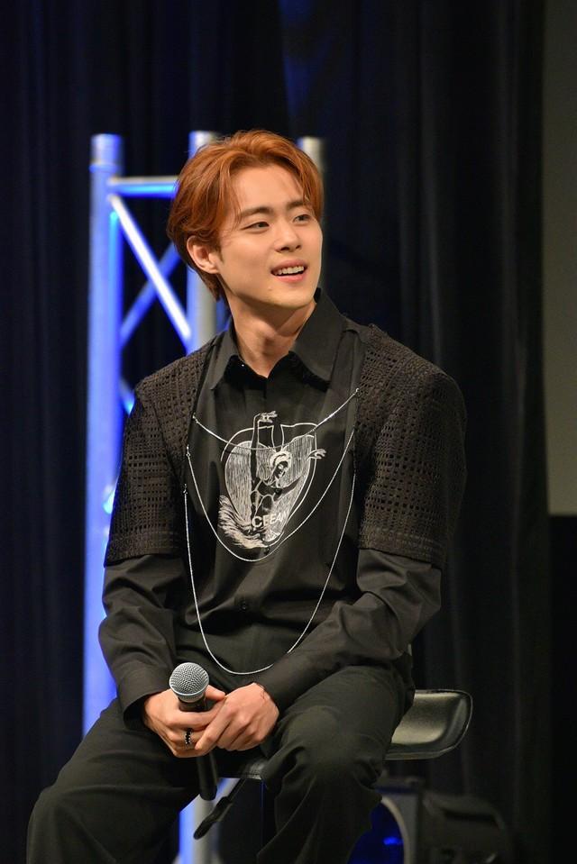 MCとのトークに笑顔で答えるチョ・ビョンギュ（©fanphoto）