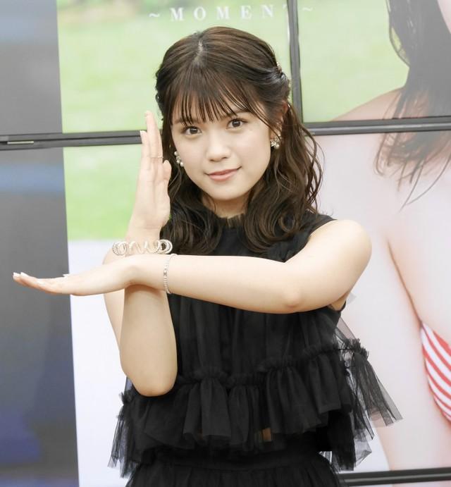 ウルトラマンデッカーのセルジェンド光線ポーズを披露する村山優香＝都内