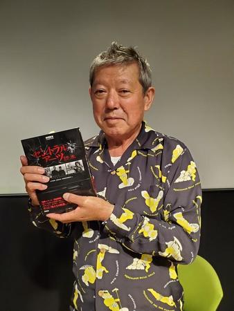 自身が撮影した作品も収録された映画書籍を手にする撮影監督の柳島克己氏。現在も新作を撮り続ける＝都内