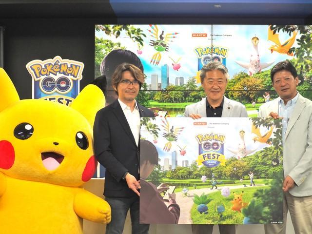 「Pokémon GO Fest 2023：大阪」記者会見に出席した（左から）ピカチュウ、村井説人氏（株式会社ナイアンティック代表取締役社長 兼 Niantic, Inc.副社長）、後藤圭二吹田市長、伊藤憲二郎氏（株式会社ポケモン最高ビジネス責任者）