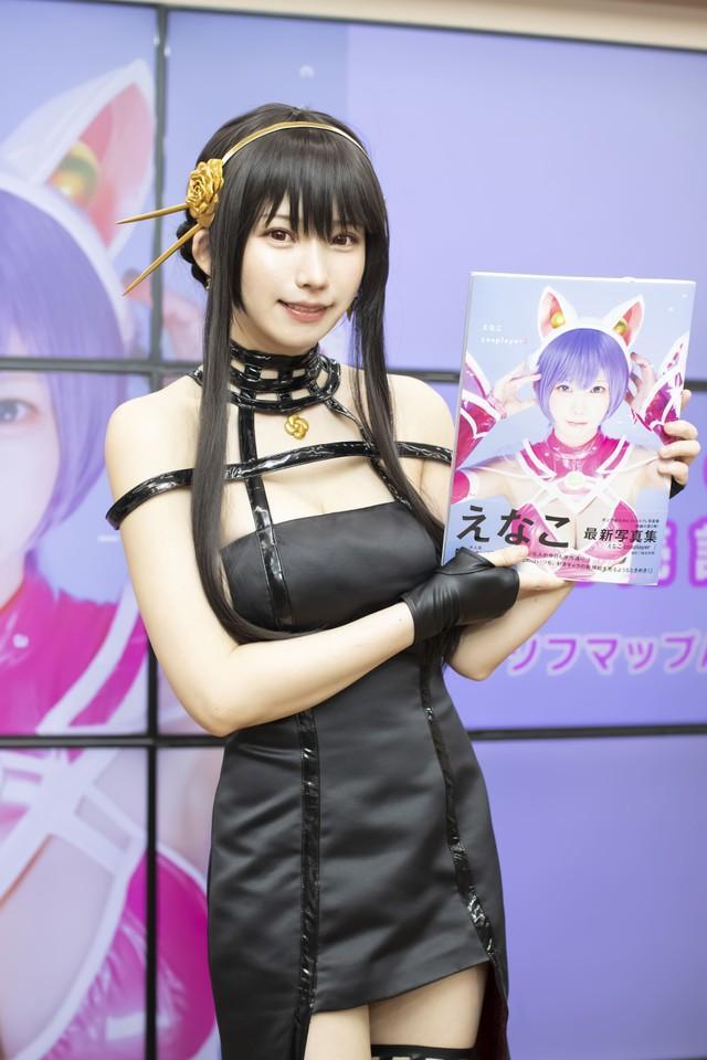 イベントで「SPY×FAMILY」ヨルのコスプレ姿で新作写真集を手にするえなこ（撮影・松田崇範）