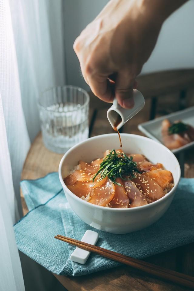 「どう見ても優雅な朝飯」と話題の写真　（髙田鴻平氏ツイッターより）