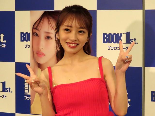 初の写真集を発売した向井地美音