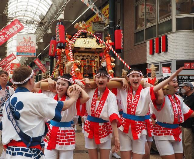 復活！ギャル80人が神輿を担いで「わっしょい！わっしょい