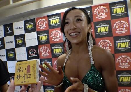 記念撮影を求められたファン、スタッフに赤いサイロを配る藤沢五月 ©FWJ