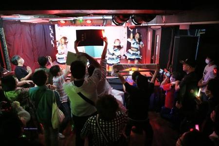 ファンが手に持っているのは…学位記？