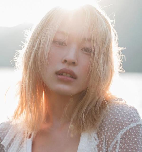 【写真】憂い気な目で見つめてくる美月 めちゃくちゃ吸い込まれちゃう♥