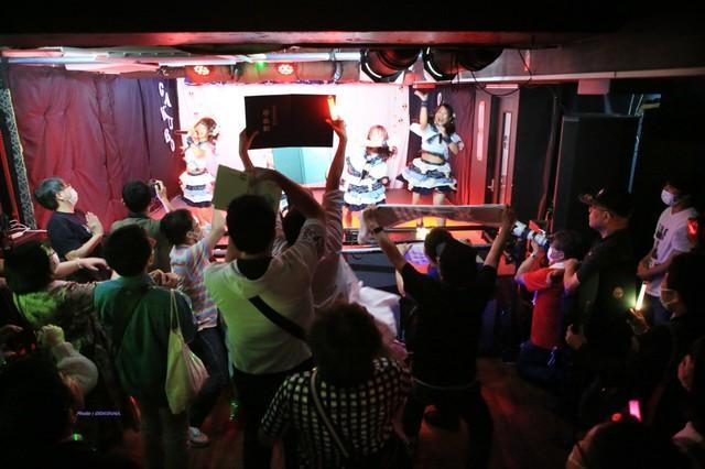 ファンが手に持っているのは…学位記？