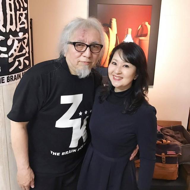 ライブ後に記念撮影したＰＡＮＴＡさん（左）と畑中葉子。「私にとって最初で最後のライブ」と振り返る（２０１７年４月２日撮影、提供・畑中葉子）