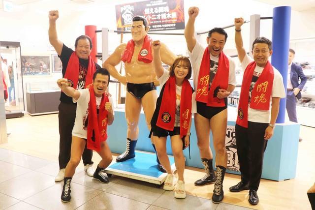 アントニオ猪木像の除幕式に臨んだ（左から）藤波辰爾、アントニオ小猪木、Sareee、アントキの猪木、京王百貨店新宿店の鈴木隆宏副店長
