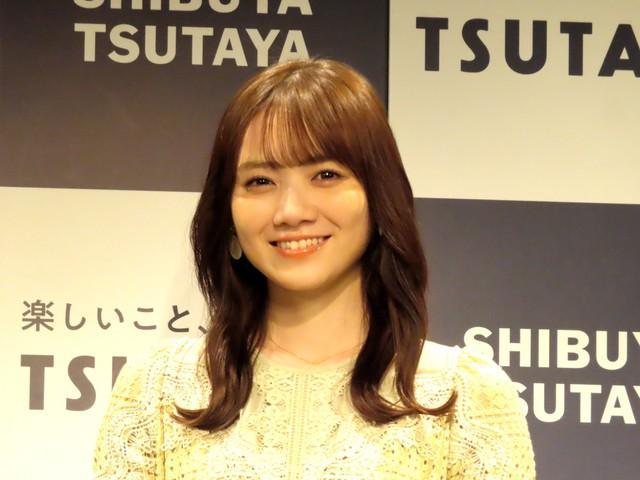 1st写真集「恋に落ちた瞬間」（ワニブックス）発売記念イベントに姿を見せた乃木坂４６の田村真佑