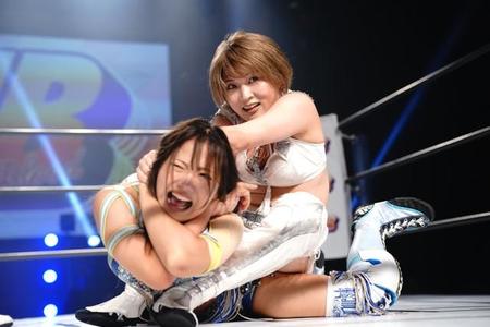 スターダム「NEW BLOOD 10」で一騎打ちを行った安納サオリ、天咲光由＝東京・品川のザ・グランドホール　©STARDOM 