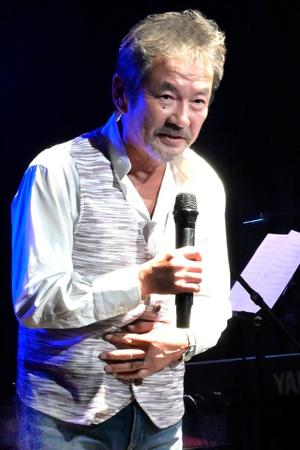 仲本工事さんのバースデーライブに参加して歌を披露していた江藤潤。昨秋、急逝した恩人の思いを胸に、７０代も表現活動を続ける