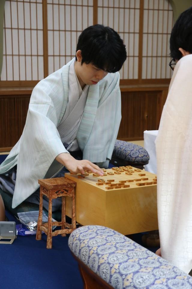 防衛に成功した藤井聡太王位（提供：日本将棋連盟）