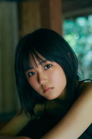 原菜乃華1st写真集「はなのいろ」より ©KADOKAWA／写真：三瓶康友