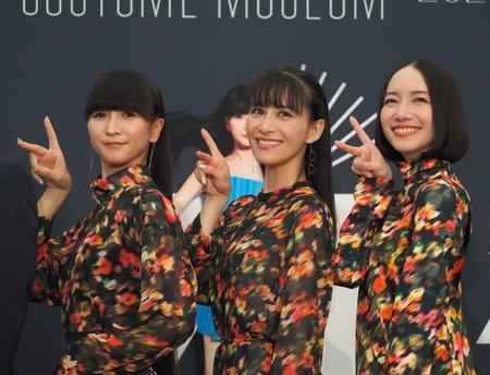 特別展「Perfume COSTUME MUSEUM」の内覧会に出席したPerfumeの（左から）かしゆか、あ～ちゃん、のっち