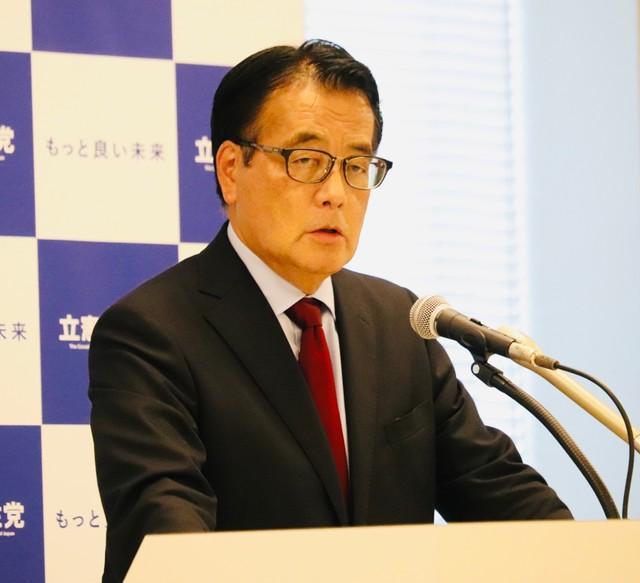 国会内で定例会見に臨んだ立憲民主党の岡田克也幹事長