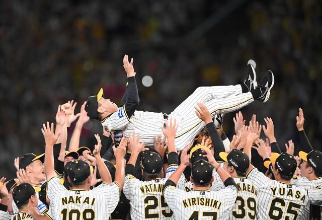 胴上げされる阪神・岡田彰布監督