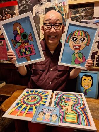 勤務する店内で、自作のイラストを披露する坂本ちゃん＝東京・新宿ゴールデン街のバー「ソワレ」