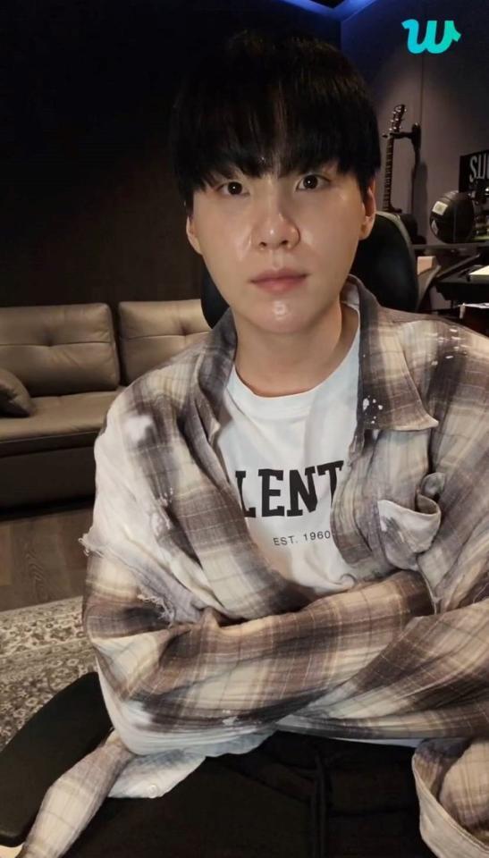 入隊発表後、ファンとライブ配信で交流したSUGA（出典：Weverse 動画キャプチャー）