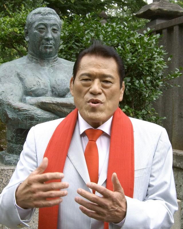 東京大田区の池上本願寺で、力道山の銅像の前で熱く語るアントニオ猪木さん＝２０１３年