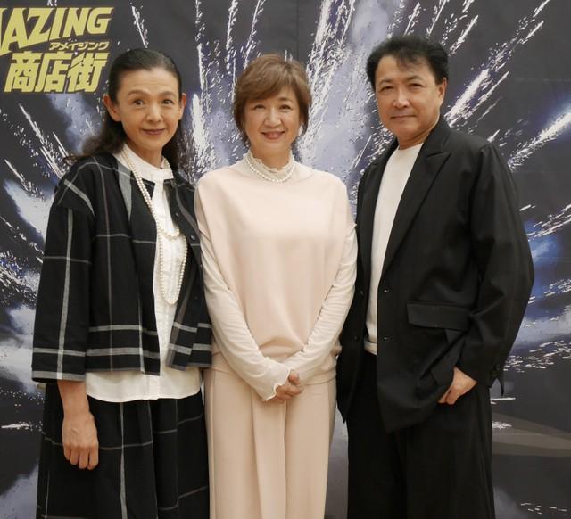 イベントに登場した（左から）森永奈緒美、降矢由美子、渡洋史＝都内