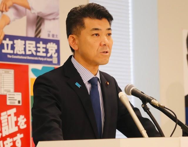 国会内で定例会見に臨む立憲民主党の泉健太代表