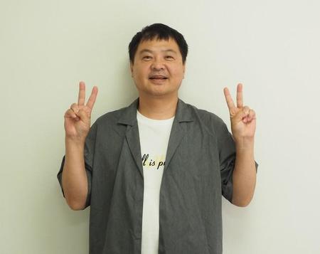 よろず～ニュースの取材に応じた月亭方正