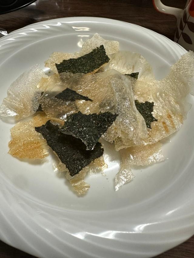 ライスペーパーに醤油を塗って炙ったやつ　yancyaさんのX（@yancya）より