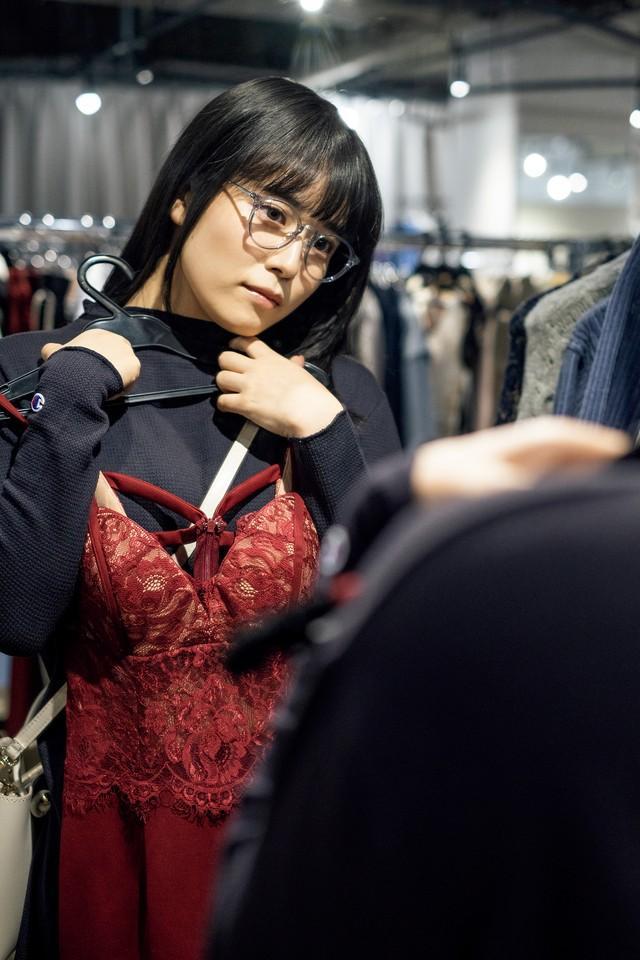 東雲うみ「旬撮GIRL Vol.16」（扶桑社）より＝撮影・塩原洋、スタイリング・毛塚由恵、ヘアメイク・尾口佳奈