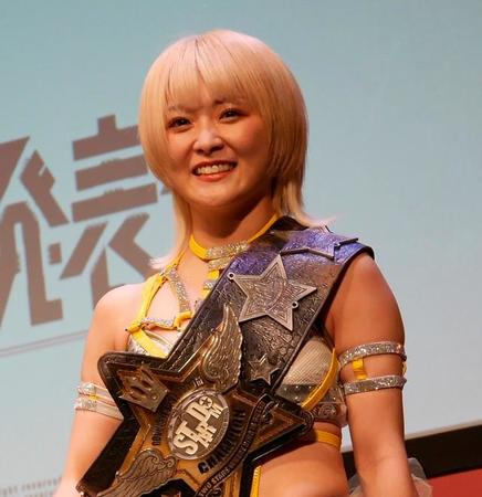 会見に登場したなつぽい＝都内