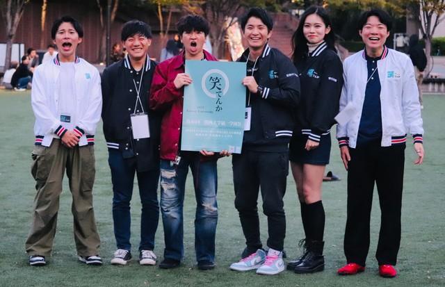 関西大学統一学園祭への来場を呼びかける実行委員＝吹田市の関西大学千里山キャンパス