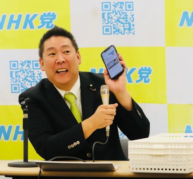 国会内でNHKから国民を守る党の定例会見に臨む立花孝志氏