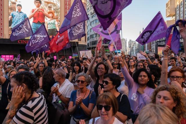 8月28日、首都マドリードでルイス・ルビアレス氏への抗議デモが行われた（ロイター）