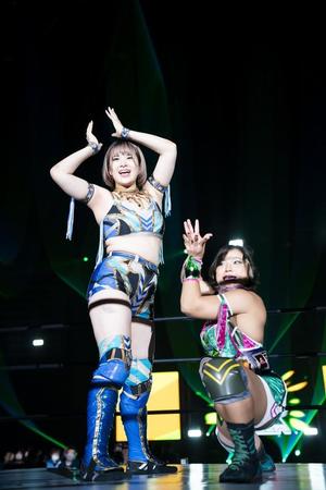 入場するHANAKO（左）と飯田＝２３年１０・１５大田区総合体育館大会「月山和香＆白川未奈vs飯田沙耶＆HANAKO」より　ⓒSTARDOM