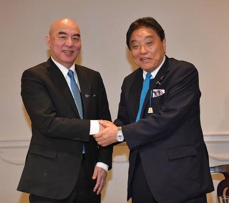 日本保守党の結党会見で手を取り合う百田尚樹代表（左）、河村たかし共同代表