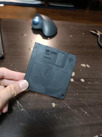 こんなスケールのSDカードがあったなんて…？（鍛冶屋モドキさん提供）