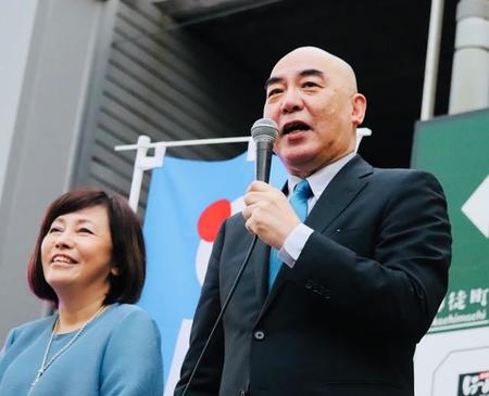 秋葉原駅前で街頭演説する日本保守党の（左から）有本香氏、百田尚樹氏